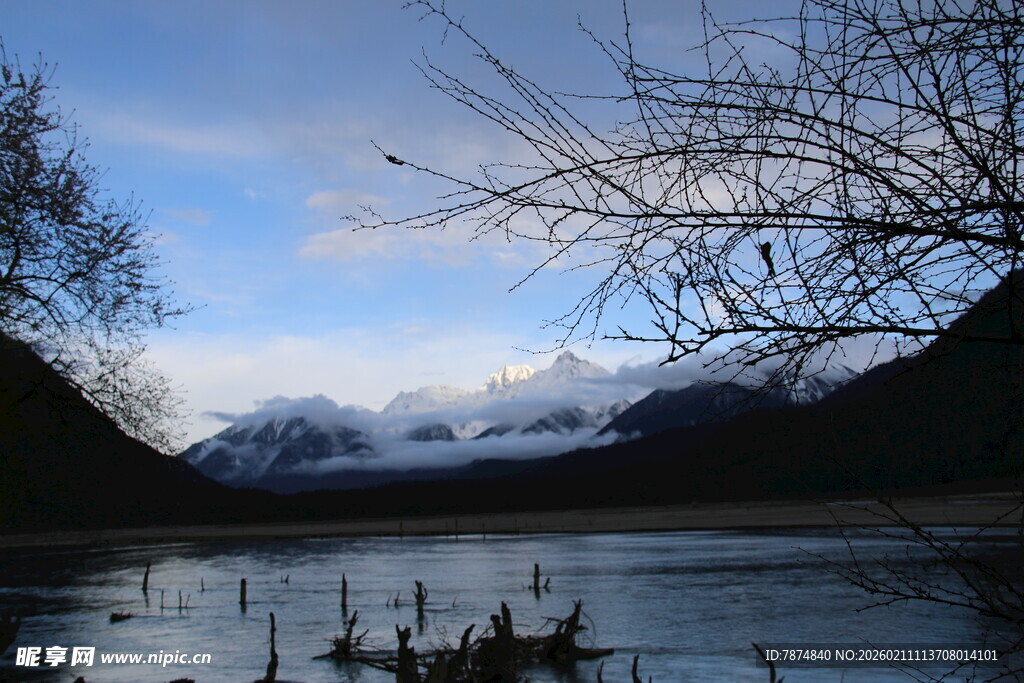 宁静山水间的冬日湖景