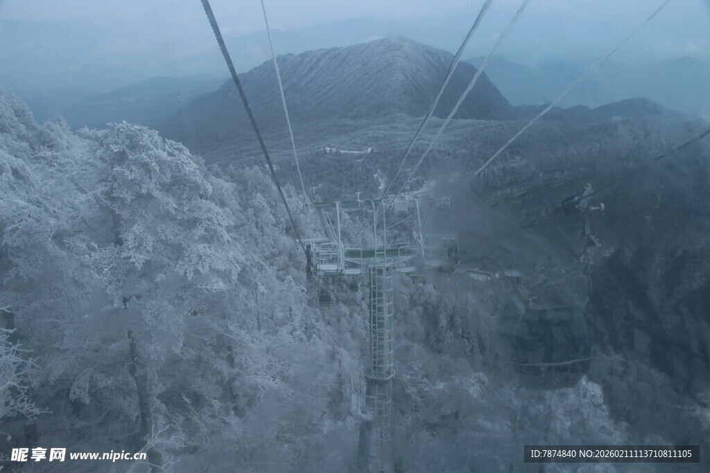 雪中山间缆车景观