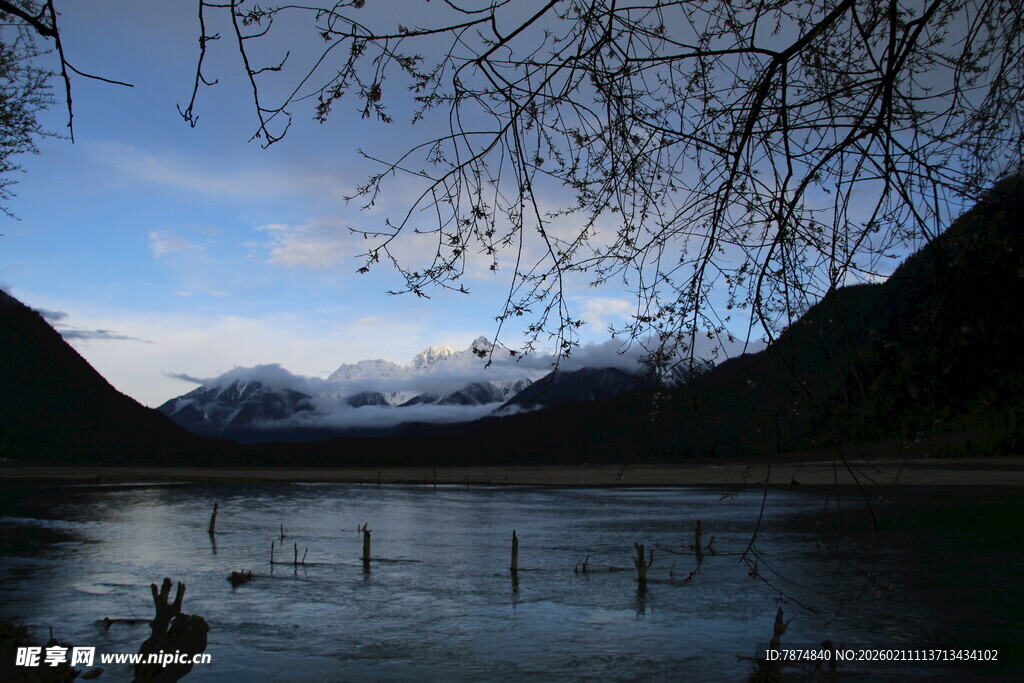 湖畔山景 静谧自然风光