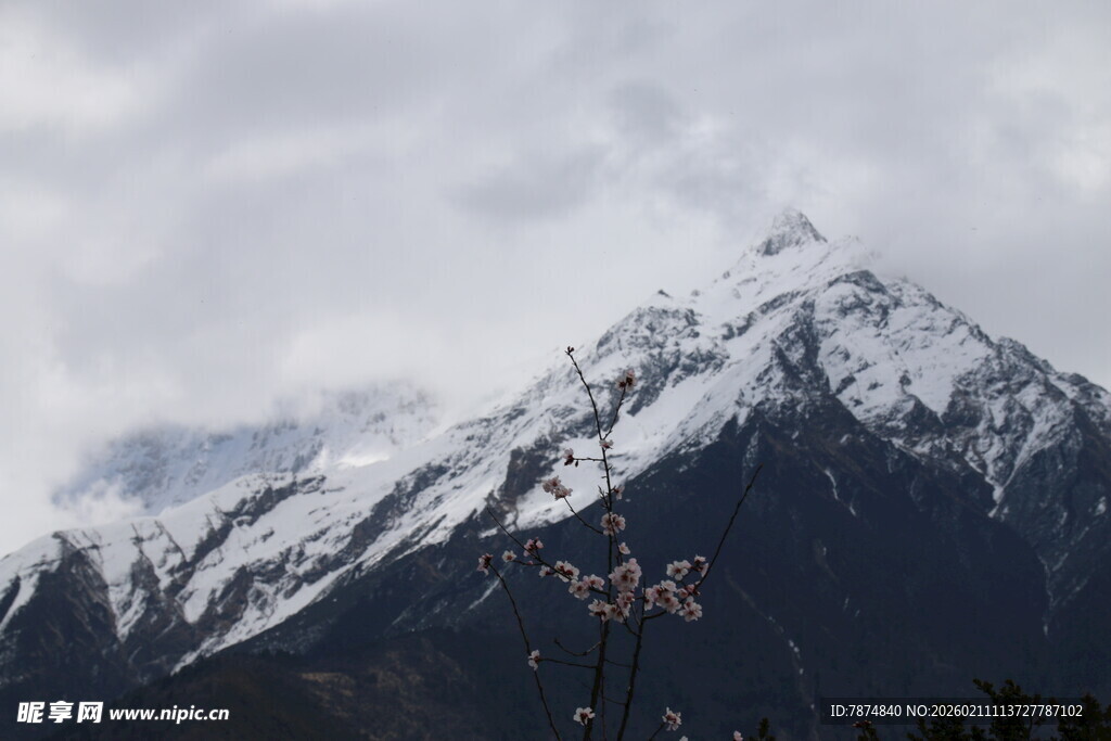 巍峨雪山云雾缭绕之景