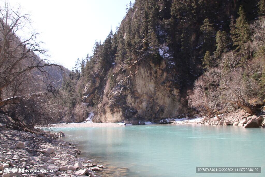 山间碧色溪流美景
