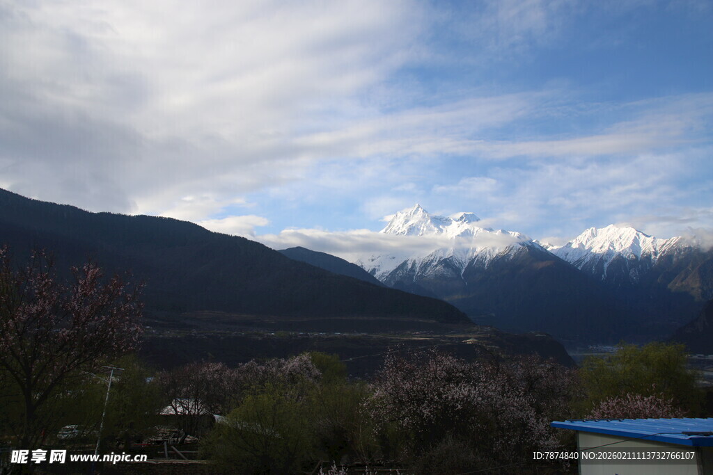 雪山下的秀丽山间景色