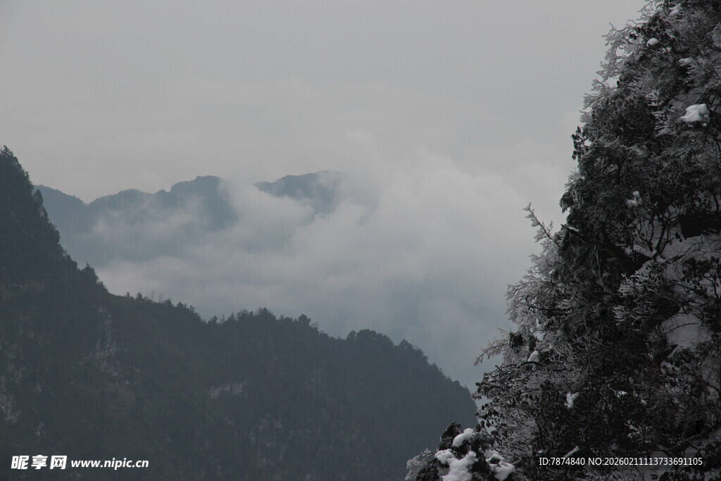 雪覆山峦云雾缭绕美景