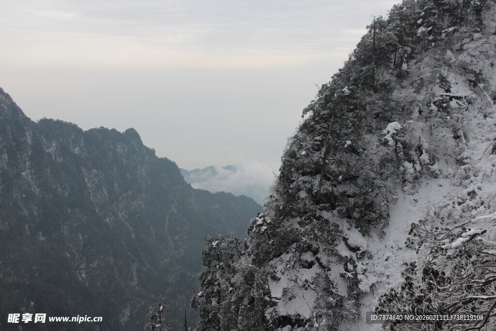 雪覆峻岭