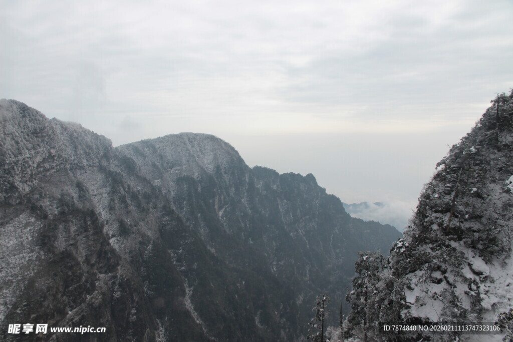 雪覆峻岭