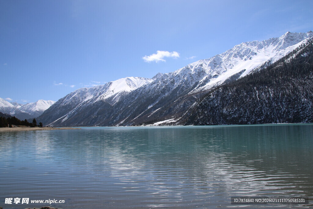 雪山下的静谧湖泊