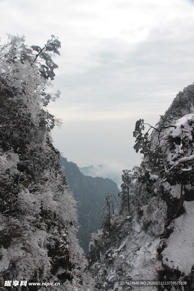雪覆山峦 尽显冬日壮美