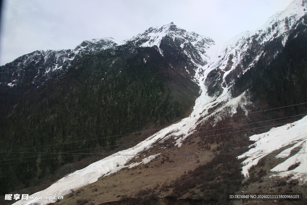 雪山陡坡的壮丽自然景观