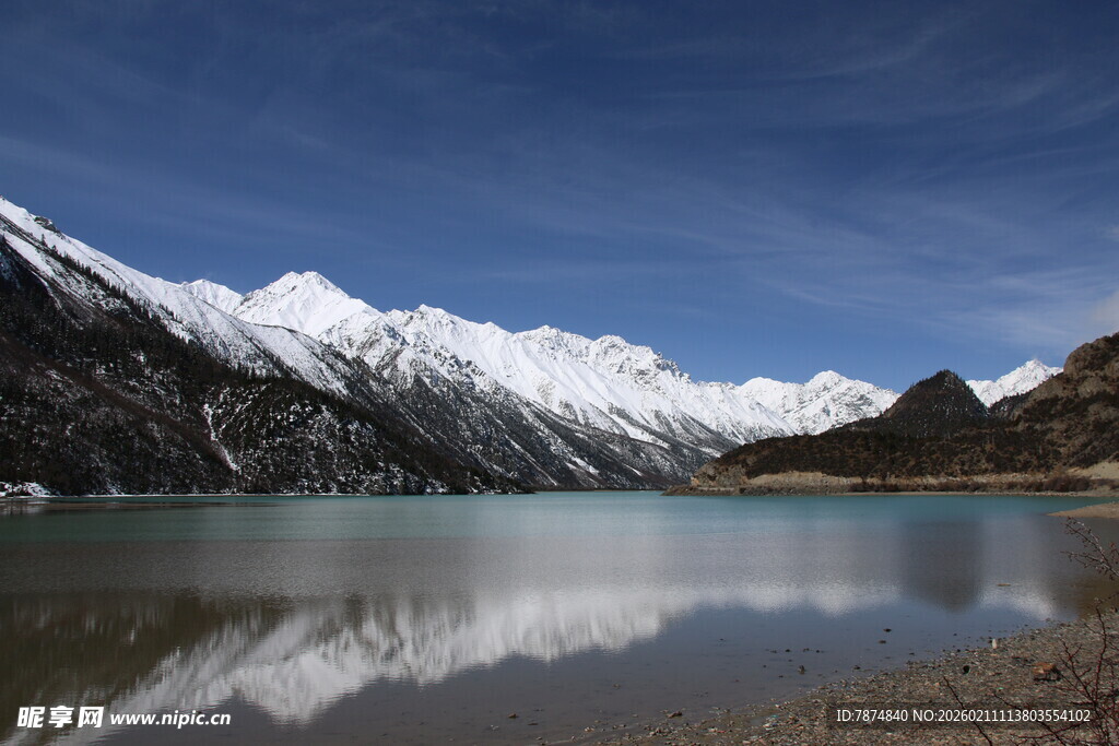 雪山湖畔美景