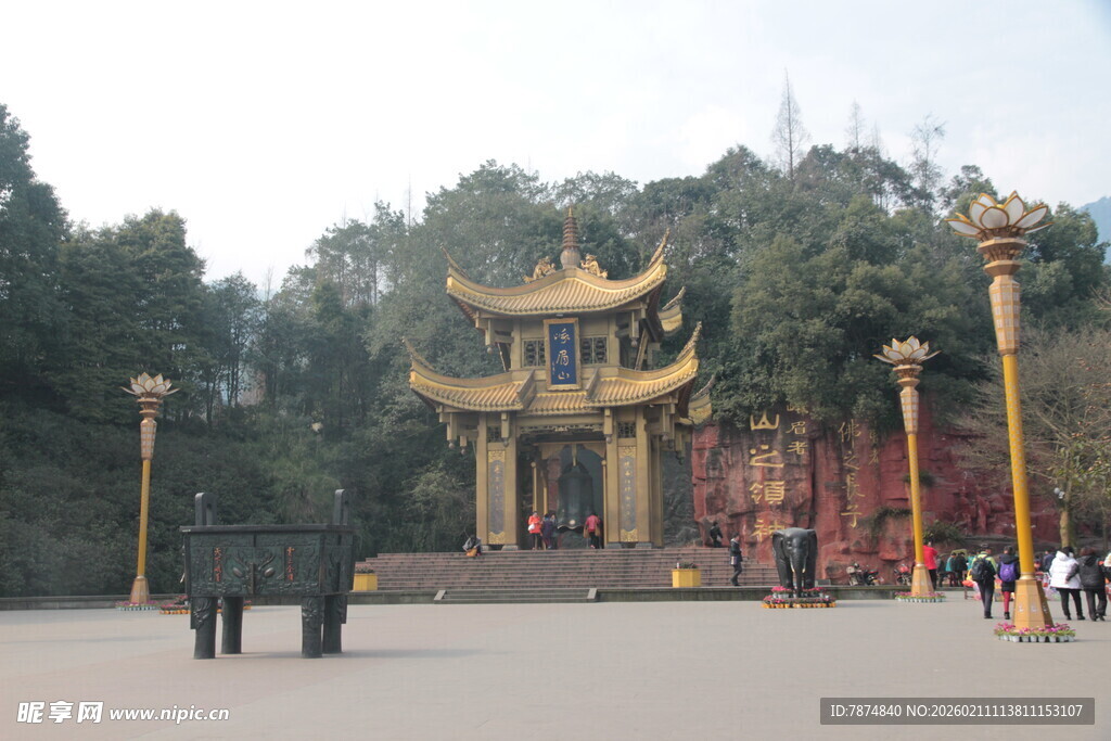中式古建筑前的广场景象