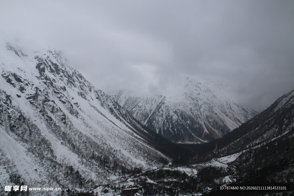 雪山山谷雪景壮丽景观
