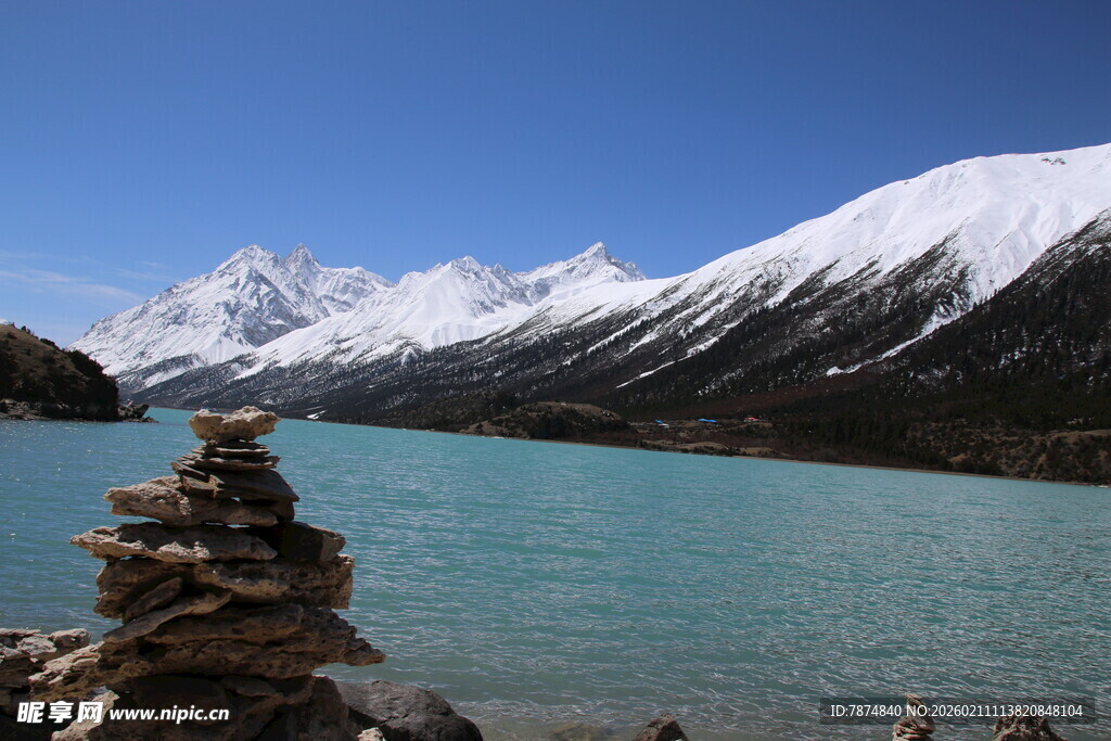雪山湖畔的石堆景观