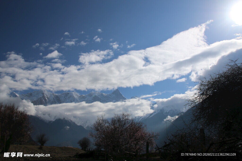 蓝天白云下的山脉美景