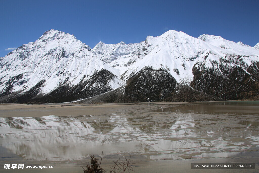 雪山倒映于平静湖面