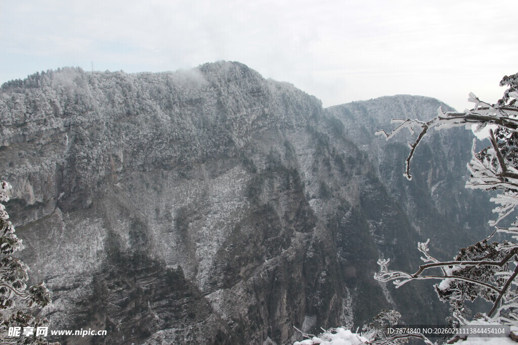 巍峨雪山峻岭壮丽景观