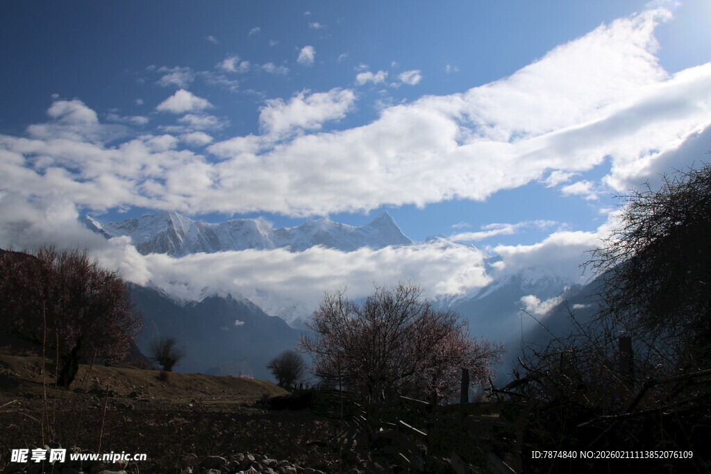 山间美景 蓝天白云覆群山