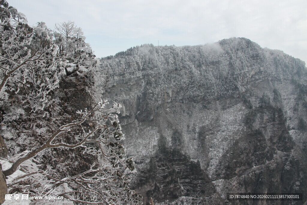 雪覆山林的壮美山景