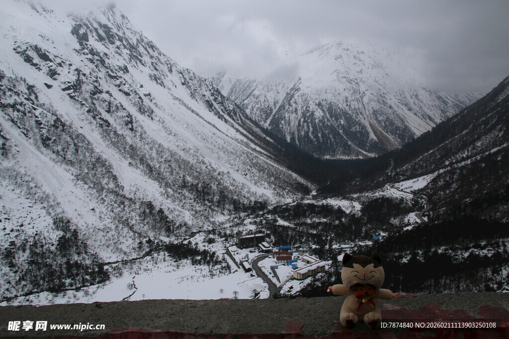雪山下的静谧山谷