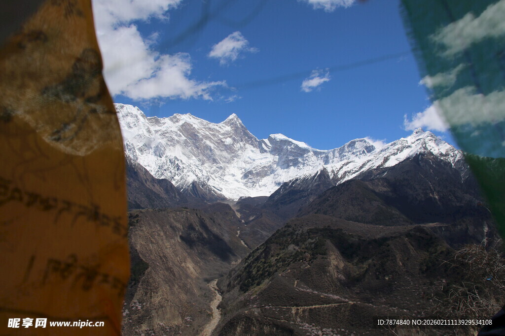 雪山远景壮丽风光