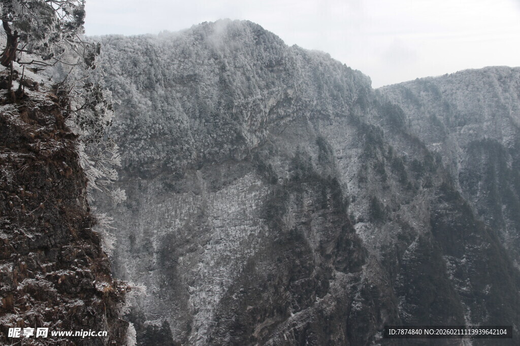 险峻高山峭壁景观
