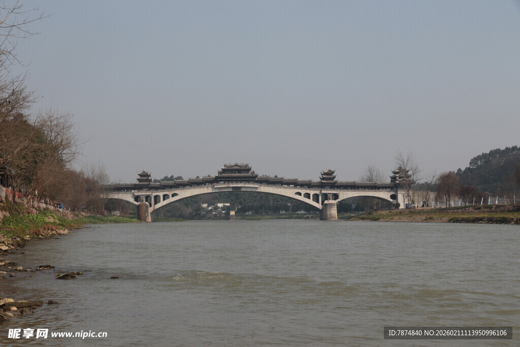 河畔拱桥风景