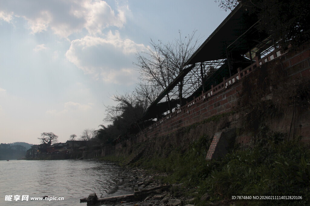 河畔小屋风景
