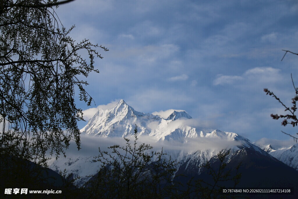 雪山风光 云雾缭绕之景