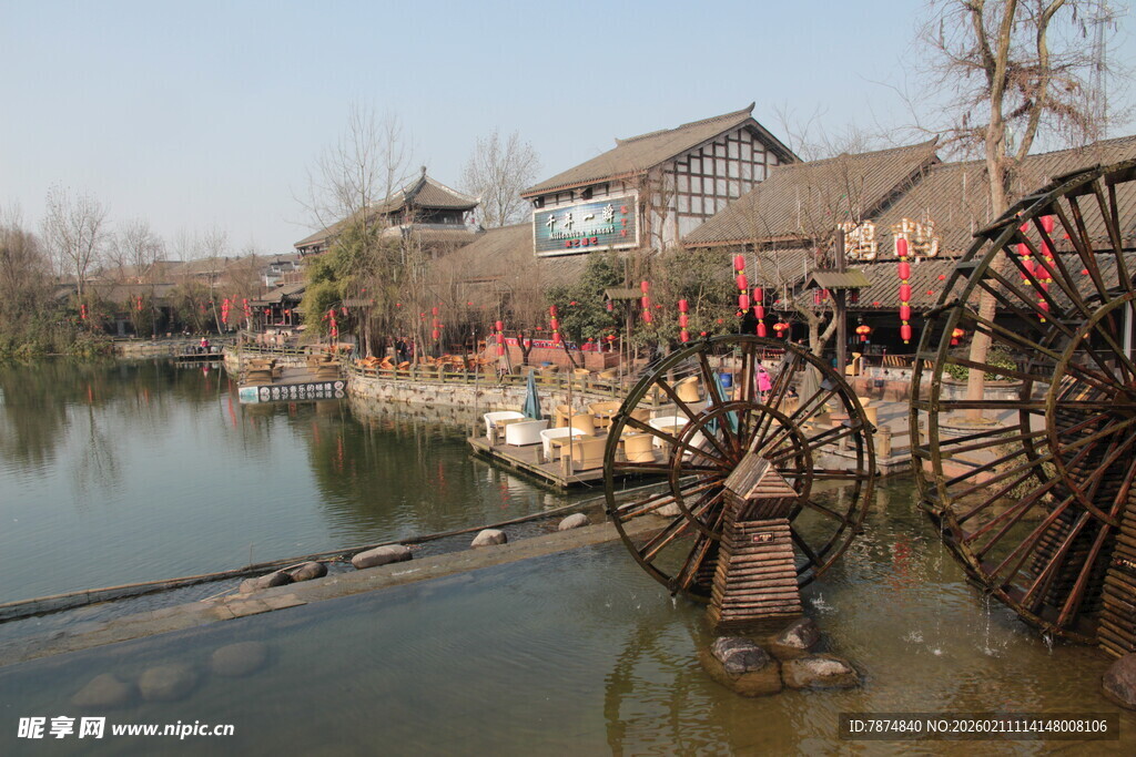 古村河畔的传统水车景观
