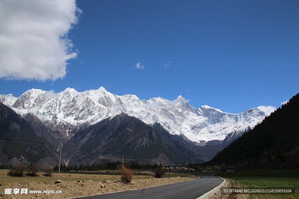 雪山下的公路美景
