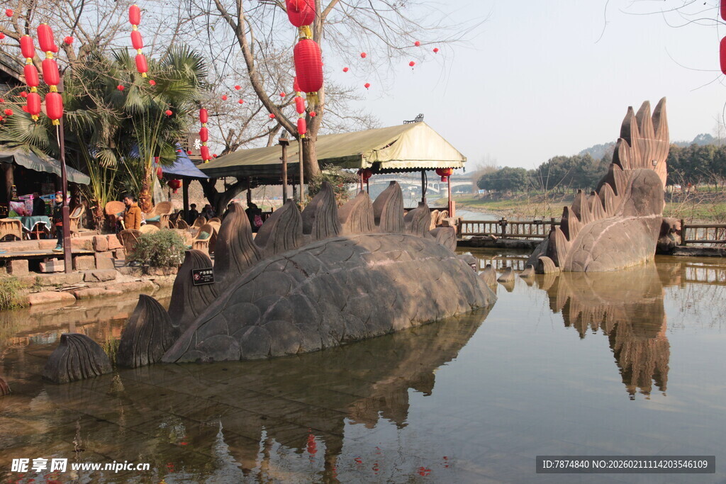 水边恐龙雕塑与节庆装饰