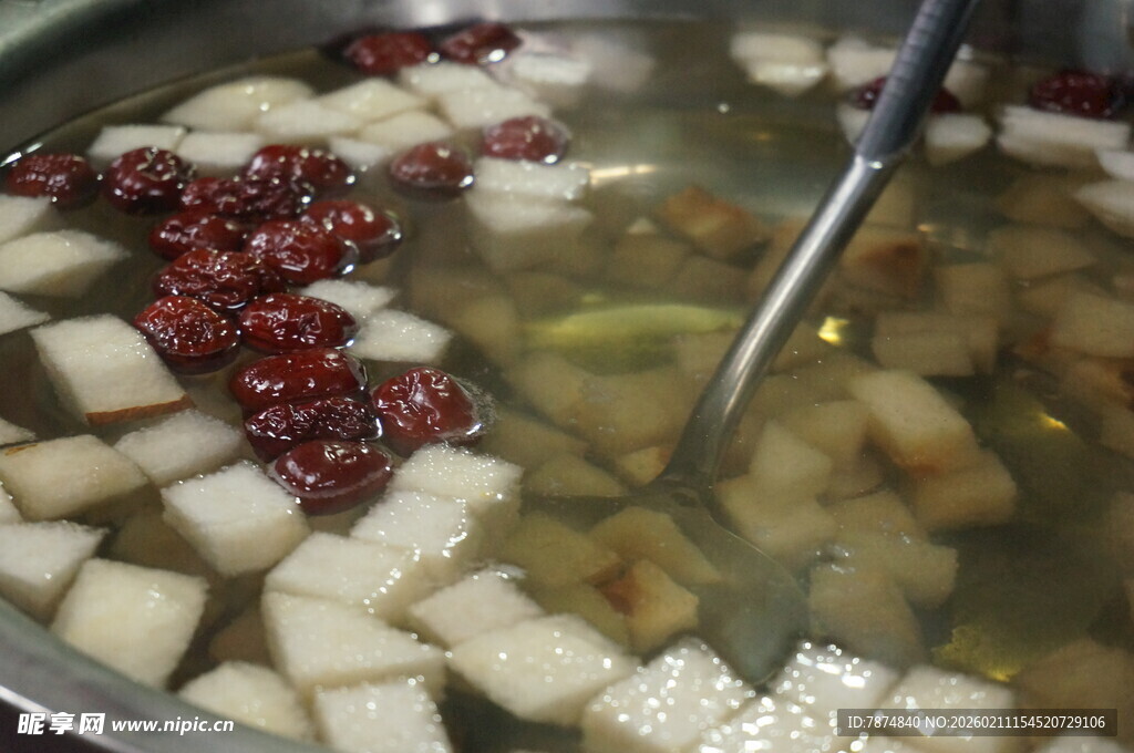 锅中炖煮的食材与调料