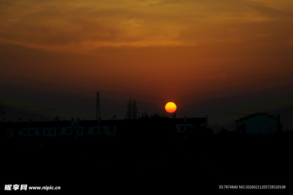 夕阳西下的城市天际线