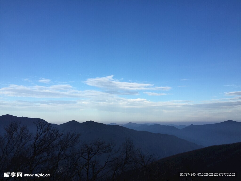 壮丽山景与蓝天