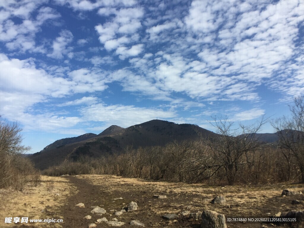 山间荒野风景