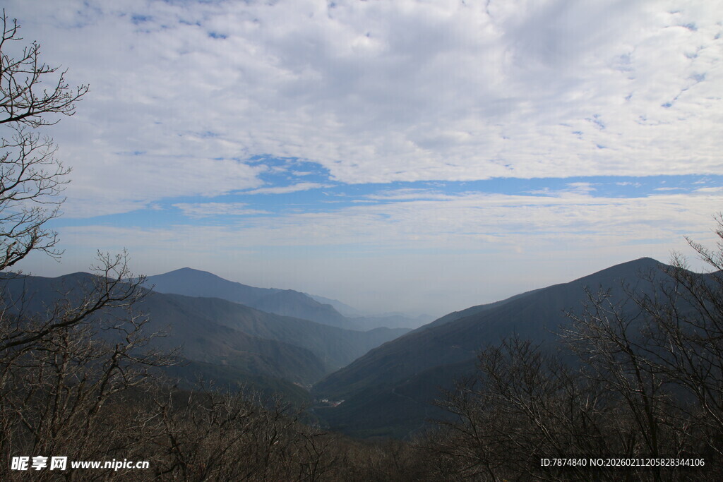 山峦云海间的壮美景色