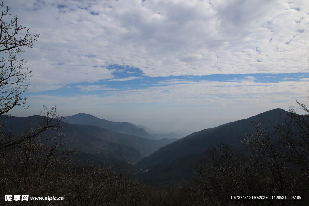 山峦云海间的壮丽景致