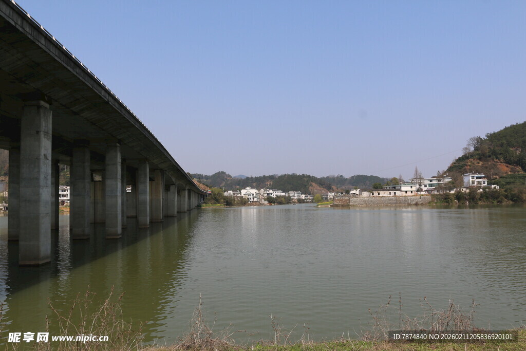 河畔桥梁风景图
