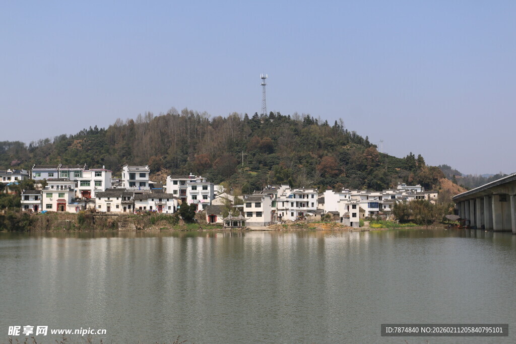 湖畔村落 宁静山水风光