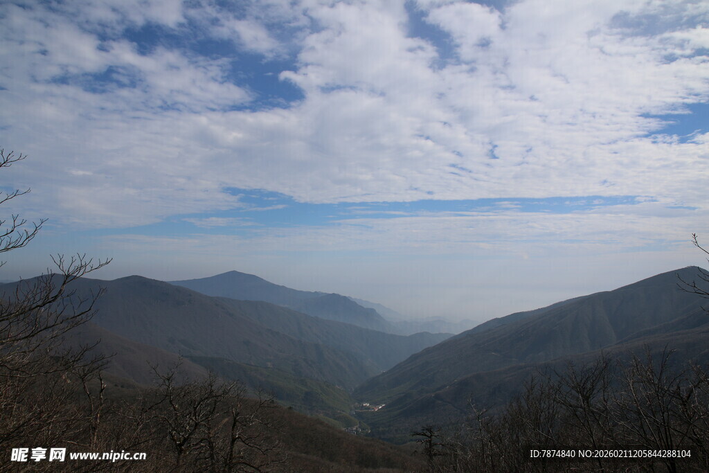山峦云海间的壮美景色
