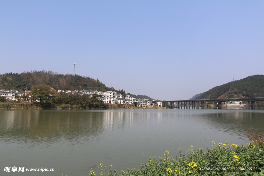 湖畔春光 山水村落景致
