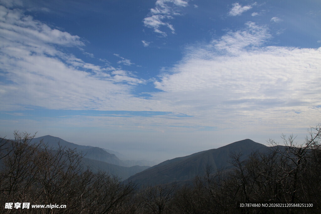 山峦云海间的壮丽景致