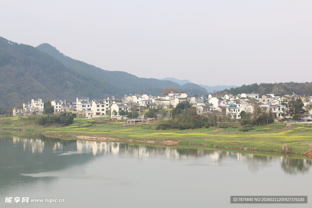 湖畔村落美景