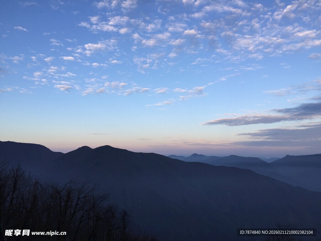 山间暮色美景