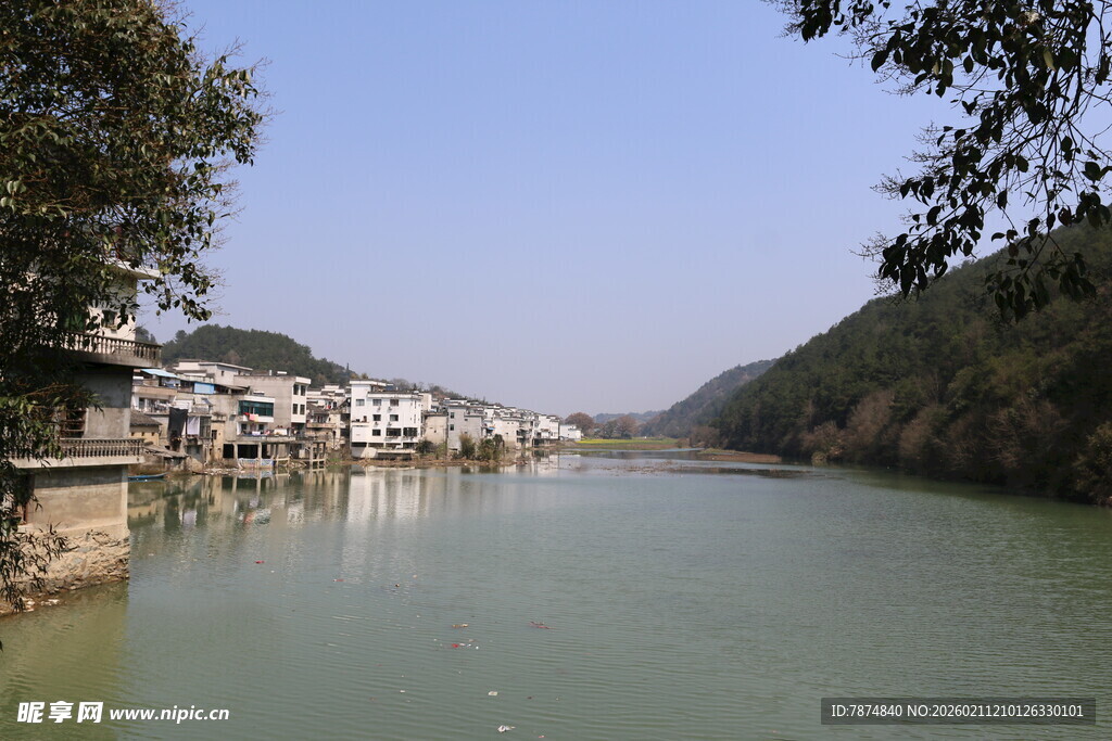 河畔村落美景