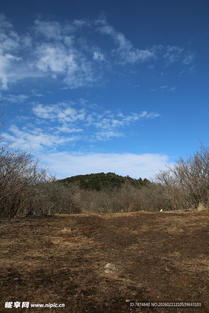 旷野蓝天与远处山丘