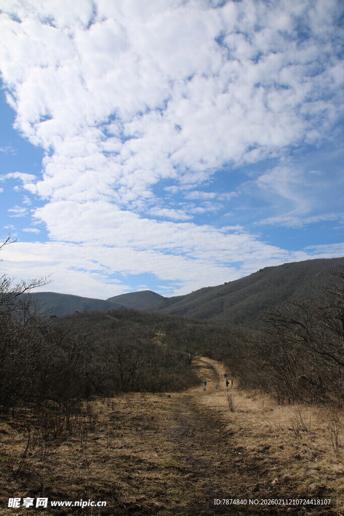 山间旷野 蓝天白云下景色