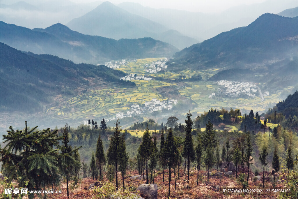 山间美景 村落隐于青山间