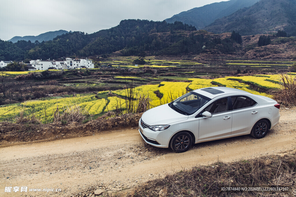 婺源乡村土路旁的白色SUV