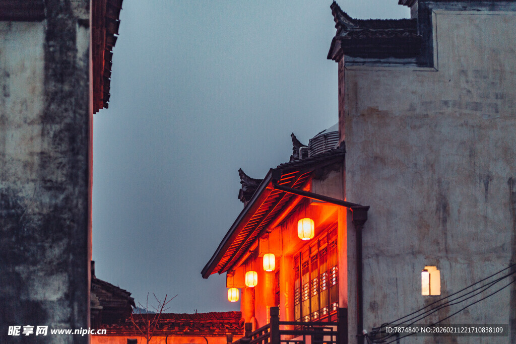 婺源古巷灯火映照中式古建筑