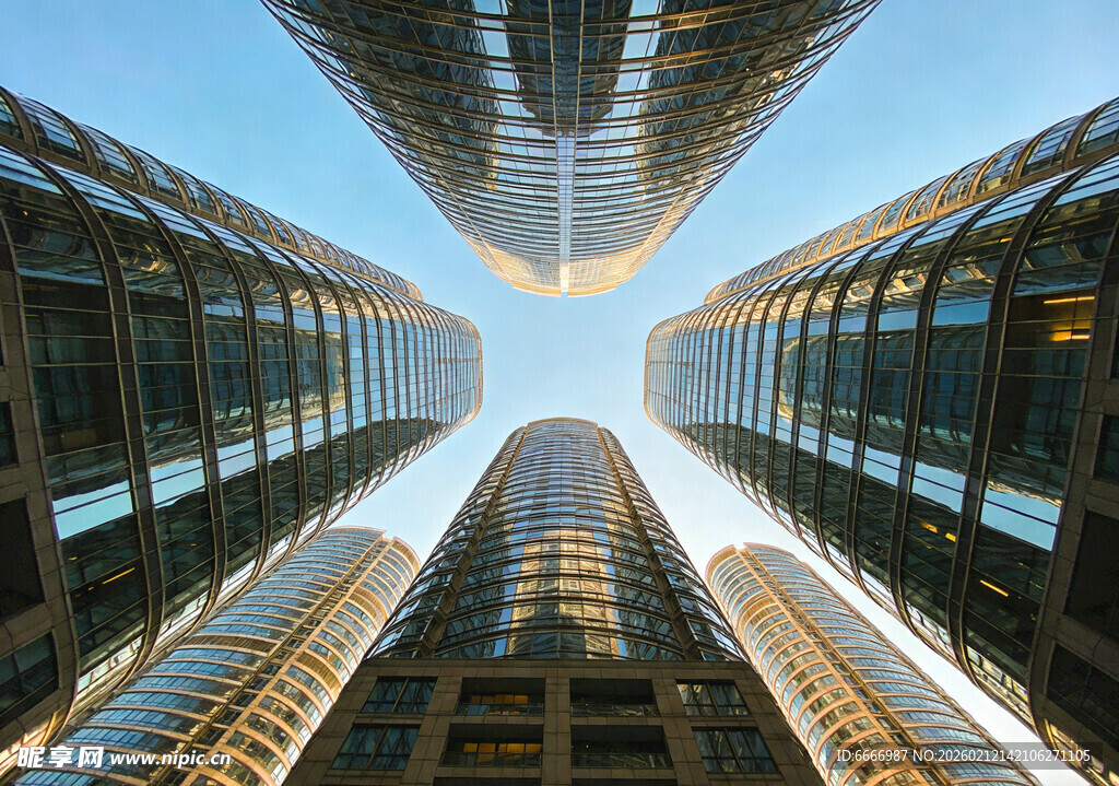 仰视都市摩天大楼景观